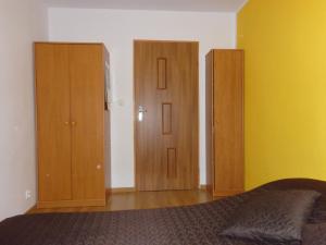 Schlafzimmer mit drei Holzschränken und einem Bett in der Unterkunft Apartament na Nowickiego in Nałęczów