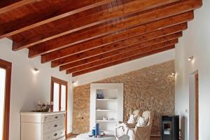 sala de estar con techo de madera en Casa Bella Mirada, en Caimari