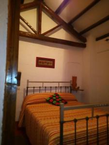 Een bed of bedden in een kamer bij Alojamiento rural El Batán