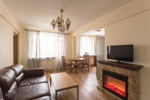 a living room with a couch and a fireplace at Хочу приехать на Пролетарской 61 in Vologda