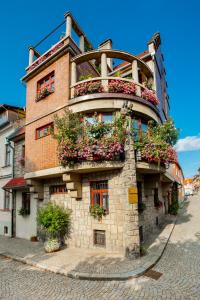 a building with flowers on the side of it at Pštrossova Vila - u klášterní zahrady in Bechyně