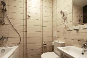モスクワにあるMinima Vodny Hotelのバスルーム(トイレ、洗面台、シャワー付)