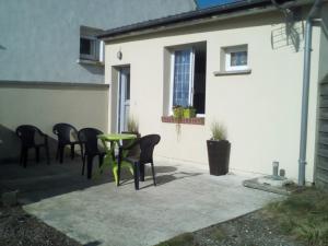 a group of chairs and a table on a patio at Gite du Dien in Ponthoile