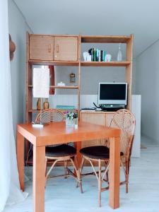 een eettafel met stoelen en een bureau bij Fantastic SEA VIEW Studio in Funchal in Funchal