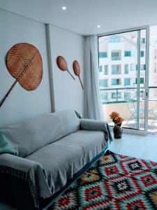 een woonkamer met een bank en een groot raam bij Fantastic SEA VIEW Studio in Funchal in Funchal +27 foto's
