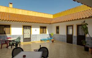 eine Terrasse mit Stühlen und einem Tisch in einem Haus in der Unterkunft Markádia in Odivelas
