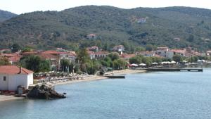 a view of a river with a town in the background at Notus Villa in Chorto