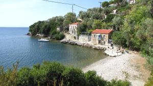 a river with houses and a boat in the water at Notus Villa in Chorto