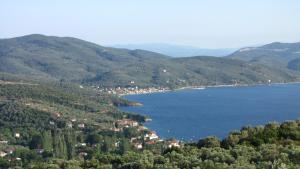 a view of a town in the middle of a lake at Notus Villa in Chorto