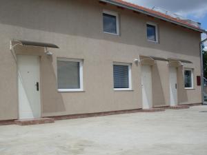 un edificio con due porte e un garage di Apartment M&M a Pačir