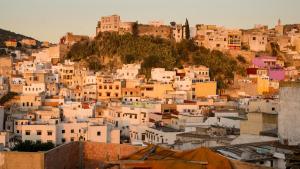 een groep gebouwen bovenop een heuvel bij La Colombe Blanche in Moulay Idriss Zerhoun