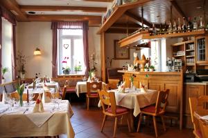 Reštaurácia alebo iné gastronomické zariadenie v ubytovaní Hotel- Restaurant Zum Schwan