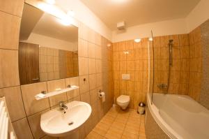 Koupelna v ubytování Wellness Hotel Hukvaldy POLOPENZE A WELLNESS V CENĚ