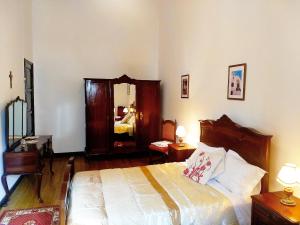 Casa Sardoal في Sardoal: غرفة نوم بسرير كبير ومرآة