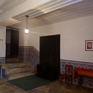 una habitación con escaleras y una puerta y una habitación con chimenea en Casa Sardoal, en Sardoal