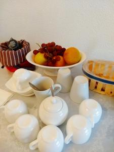 Sardoal的住宿－Casa Sardoal，茶杯桌子和果盘