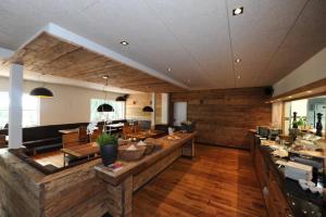 una camera spaziosa con pareti in legno e pavimenti in parquet di Bootshaus a Bedekaspel