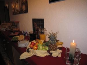 un tavolo con un piatto di frutta e una candela di Haus Leo a Kappl Altre 18 foto