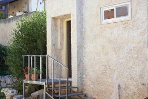 una escalera que conduce a la puerta de un edificio en Irit's Apartment en Newe Ilan