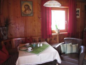 una sala da pranzo con tavolo e finestra di Haus Leo a Kappl