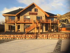 er wordt een huis gebouwd met een stenen fundering bij Costanera Apart in Chile Chico