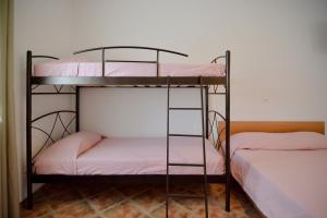 Postel nebo postele na pokoji v ubytování Villa Pergola Andros
