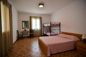 Postel nebo postele na pokoji v ubytování Villa Pergola Andros