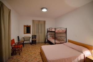 Postel nebo postele na pokoji v ubytování Villa Pergola Andros