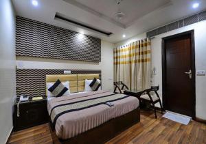 Postel nebo postele na pokoji v ubytování Hotel The Daanish Residency - Karol Bagh