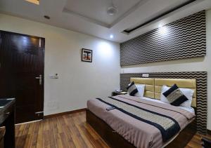 Postel nebo postele na pokoji v ubytování Hotel The Daanish Residency - Karol Bagh