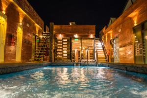 una piscina en un edificio por la noche en Hotel Manada del Desierto, en San Pedro de Atacama