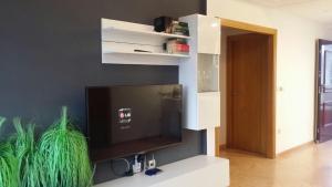 un soggiorno con TV a schermo piatto a parete di Apartamento con Vista al Mar a Tavernes de Valldigna