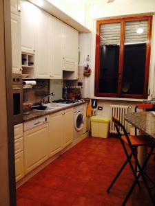 Een keuken of kitchenette bij La tua Casa a Firenze con parcheggio privato per 2 auto