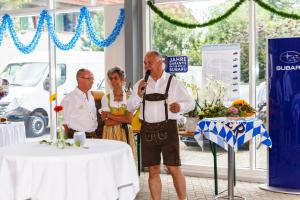 Un restaurante o sitio para comer en Gasthaus und Landhotel Wiedmann