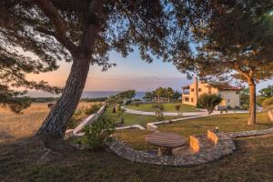 einen Park mit einem Picknicktisch und einem Baum in der Unterkunft Villa Russelia in Kalavárda