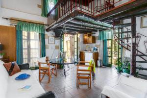 un soggiorno con tavolo e sedie di Ifigenia Traditional Rooms & Maisonettes a Chania