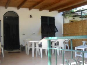 A patio or other outdoor area at Come a casa