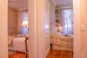 1 Schlafzimmer mit 2 Einzelbetten und einem Fenster in der Unterkunft Residenza Eda in Corciano