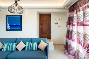 A seating area at Leo - Unique Glyfada Apartment