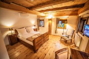 a bedroom with a bed and a chair in a room at Pensjonat Dom Zegarmistrza in Bogatynia