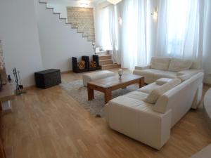 un soggiorno con mobili bianchi e una scala di Old Town Luxury apartment a Vilnius