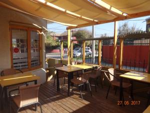 un restaurante con mesas y sillas en una terraza en Sentir Patagonia, en Viña del Mar