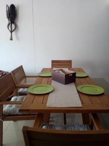 una mesa de madera con placas verdes y una caja en ella en Tribal Concept, en Ciudad del Cabo