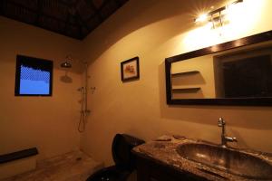 Nomada hotel في La Ventana: حمام مع حوض ومرآة ودش