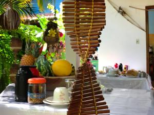una pila di cibo sopra un tavolo di Pousada do Mineiro a Trancoso