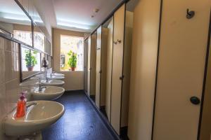 Ein Badezimmer in der Unterkunft The Hive Singapore Hostel