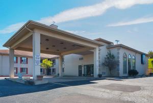 een groot wit gebouw met veel ramen bij Motel 6-Hannibal, MO in Hannibal