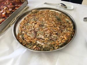 un plat rempli de nourriture sur une table dans l'établissement Taybeh Golden Hotel, à Ramallah