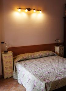 PreciにあるAgriturismo Monti Sibillini Camperatoのベッドルーム1室(ベッド1台付)、壁に照明が備わります。