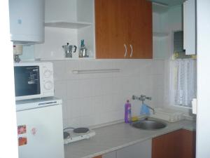 A kitchen or kitchenette at Jómadarak Nyaralója